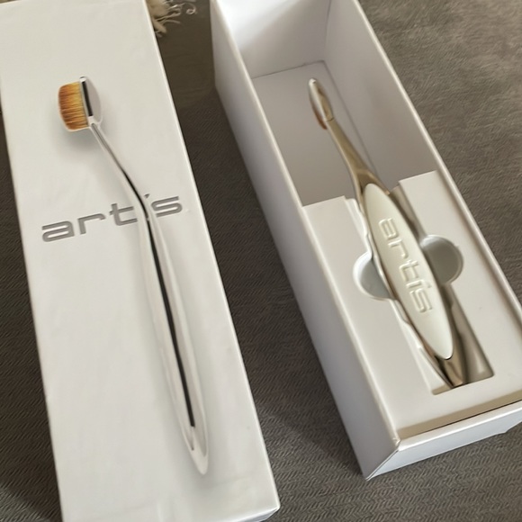 Discount bundle-- Brand new in box - ARTIS linear 3 and linear 6 brushes ELITE - Picture 4 of 4